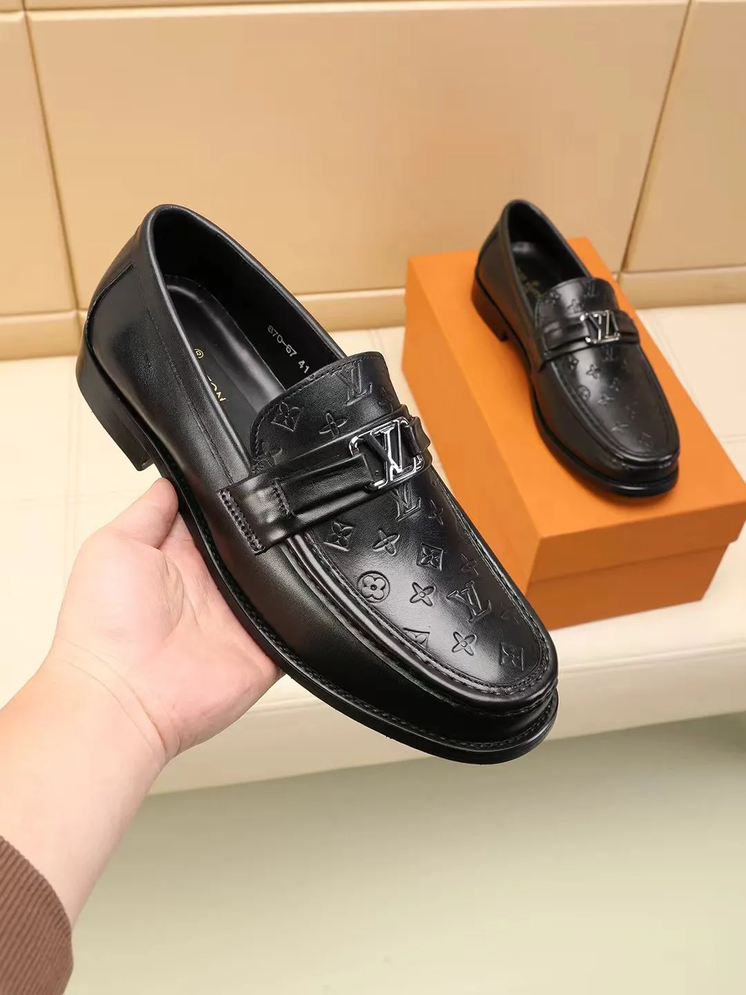 Men's shoes 440 💰 Louis Vuitton LV ® 🆕 model 🔛Full shoe counter, first layer cowhide, 🐂leather lined casual shoes for men, super soft outsole, essential for driving. Synchronized with the counter, original first layer cowhide, completely 1:1 mold customization🌹top version, color optional! Number: 39-44 (customized at 38.45.46)